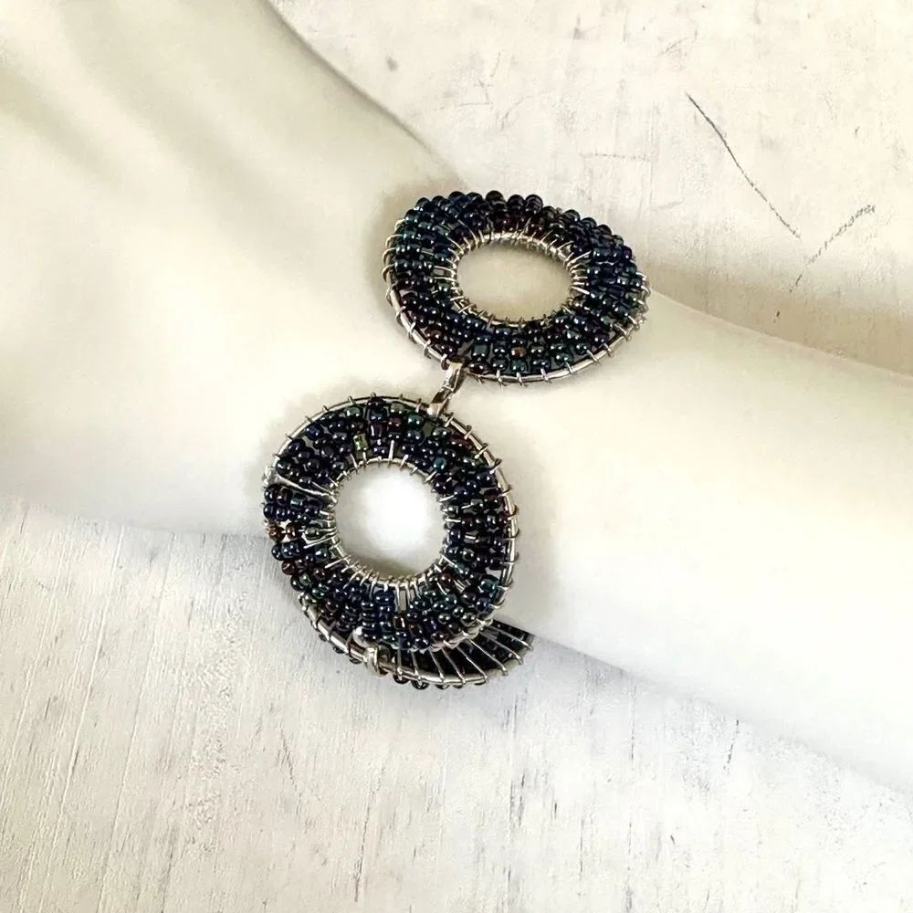 SilverΒ tone blueβbeadedβcircleβbracelet